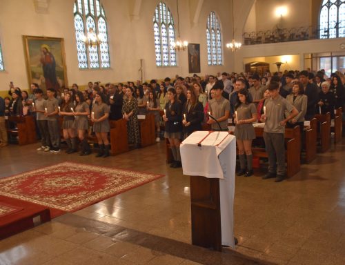 25 Miembros de la Comunidad Reciben el Sacramento de la Confirmación