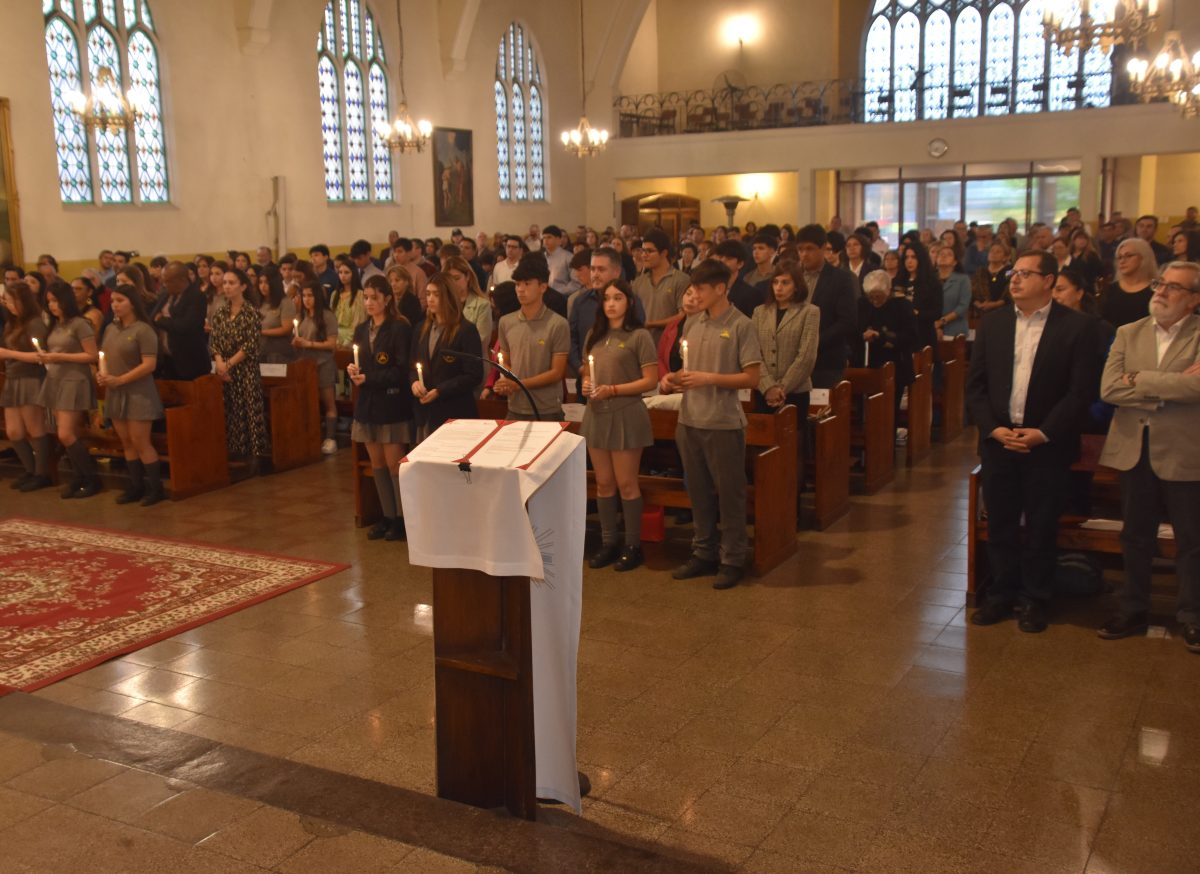 25 Miembros de la Comunidad Reciben el Sacramento de la Confirmación