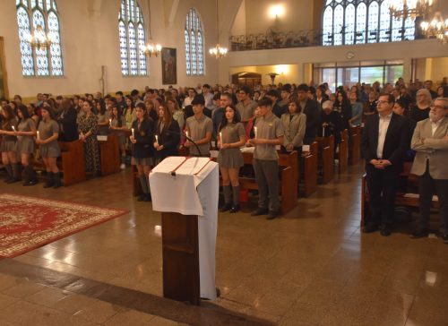 25 Miembros de la Comunidad Reciben el Sacramento de la Confirmación