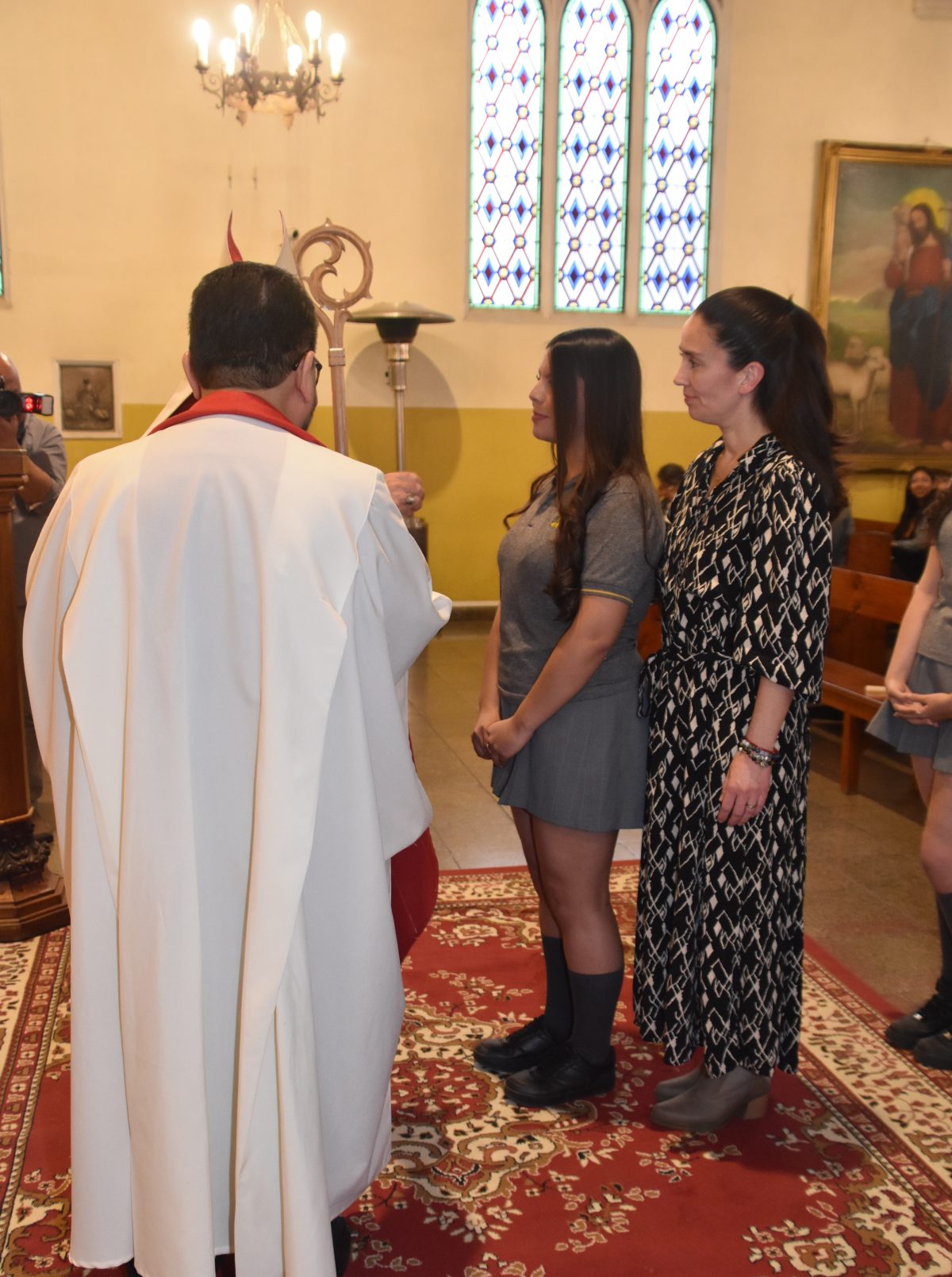 25 Miembros de la Comunidad Reciben el Sacramento de la Confirmación