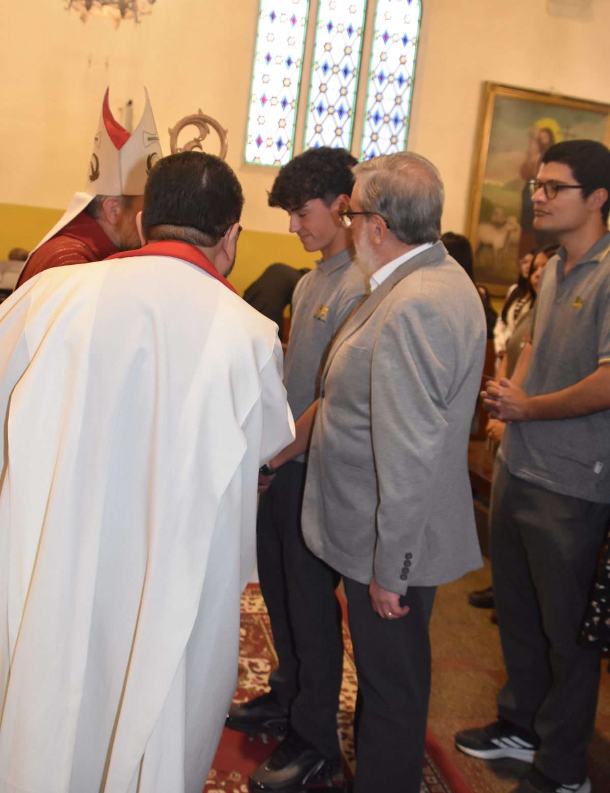 25 Miembros de la Comunidad Reciben el Sacramento de la Confirmación
