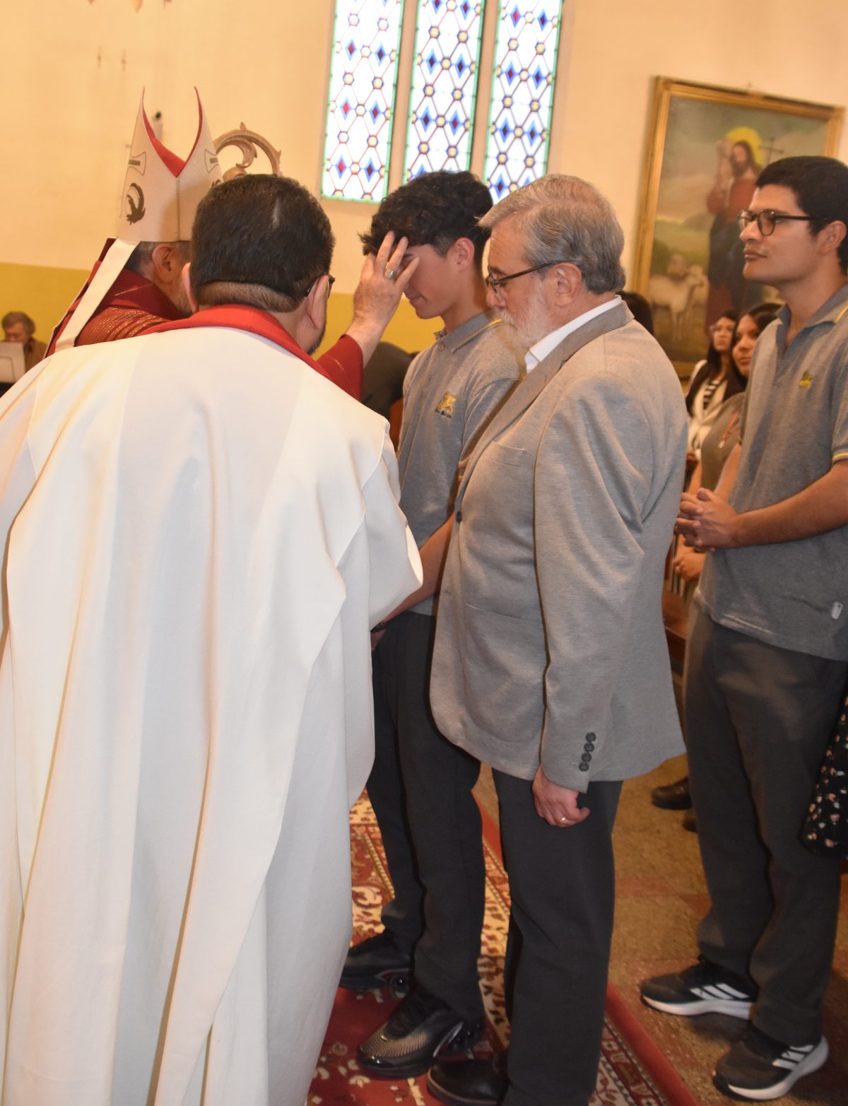 25 Miembros de la Comunidad Reciben el Sacramento de la Confirmación
