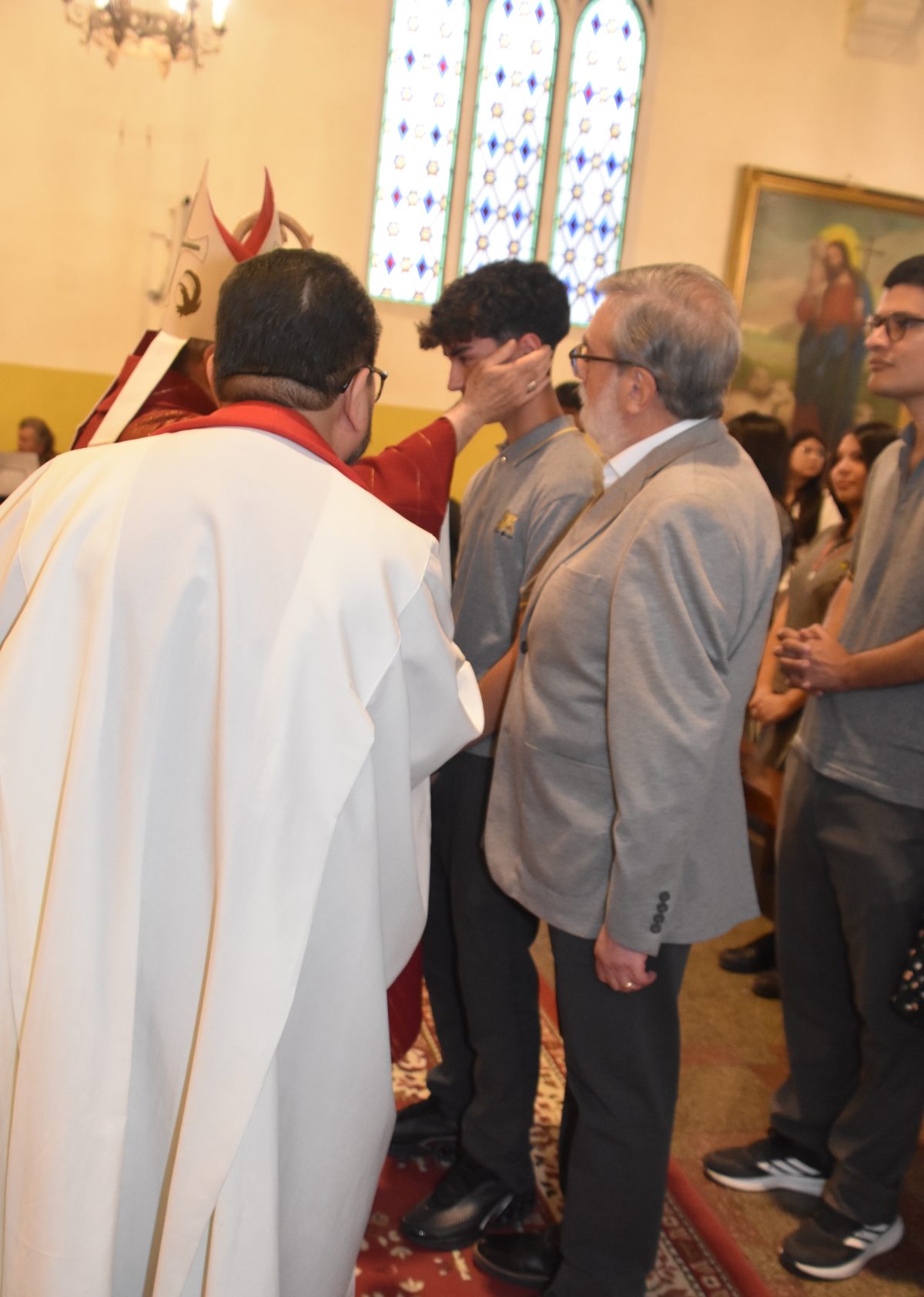 25 Miembros de la Comunidad Reciben el Sacramento de la Confirmación