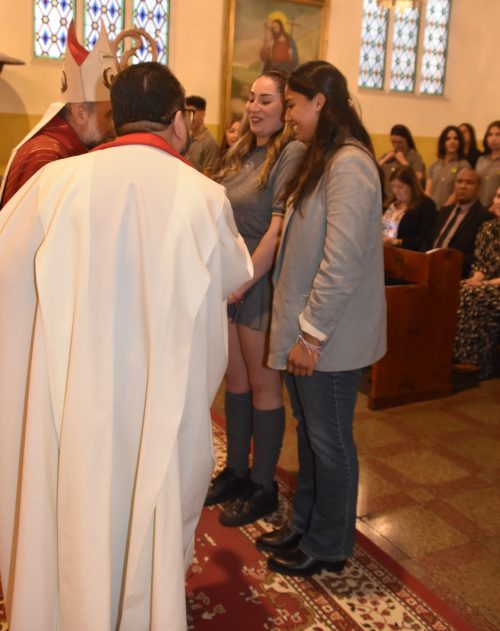 25 Miembros de la Comunidad Reciben el Sacramento de la Confirmación
