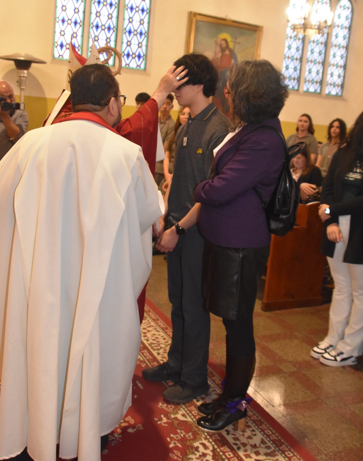 25 Miembros de la Comunidad Reciben el Sacramento de la Confirmación