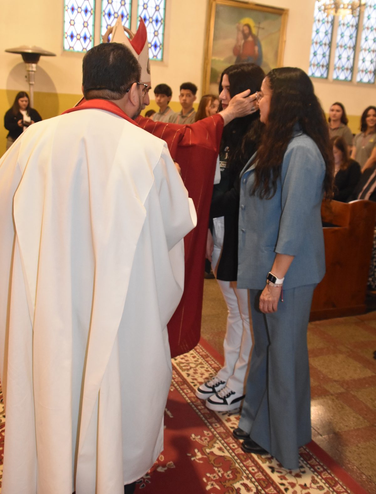 25 Miembros de la Comunidad Reciben el Sacramento de la Confirmación