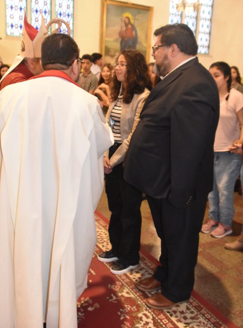 25 Miembros de la Comunidad Reciben el Sacramento de la Confirmación