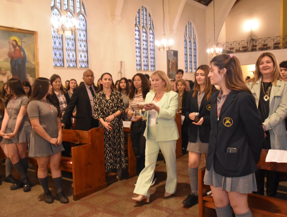 25 Miembros de la Comunidad Reciben el Sacramento de la Confirmación