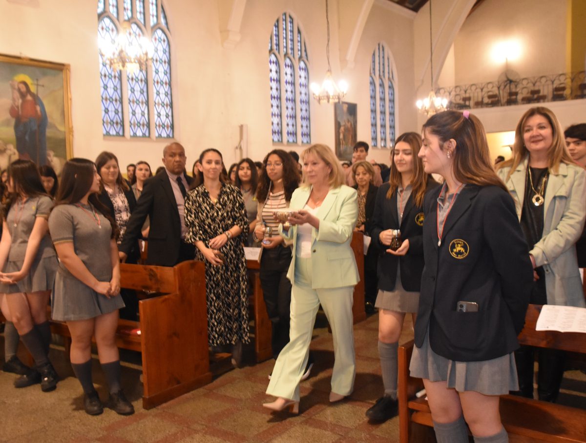 25 Miembros de la Comunidad Reciben el Sacramento de la Confirmación