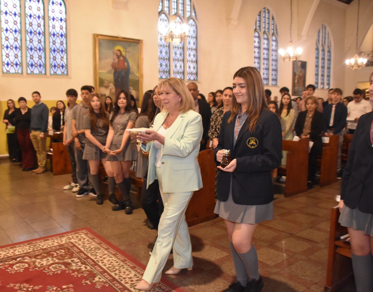 25 Miembros de la Comunidad Reciben el Sacramento de la Confirmación