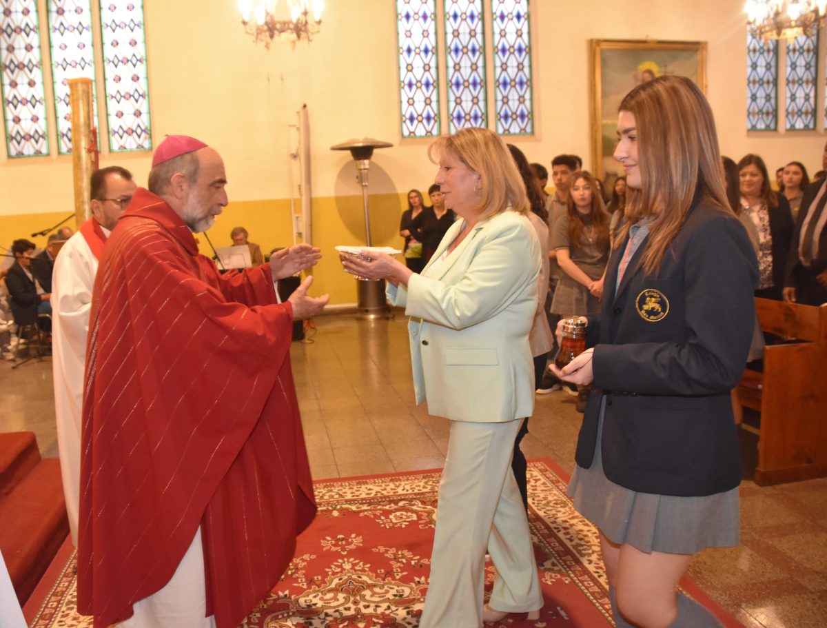 25 Miembros de la Comunidad Reciben el Sacramento de la Confirmación