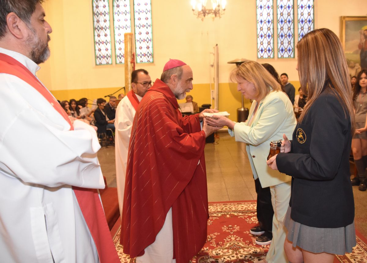 25 Miembros de la Comunidad Reciben el Sacramento de la Confirmación