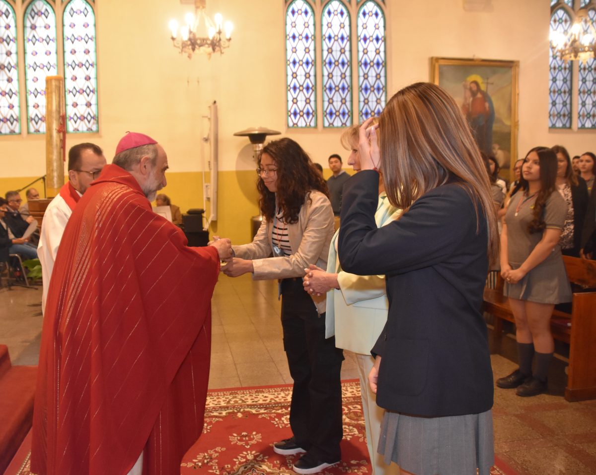 25 Miembros de la Comunidad Reciben el Sacramento de la Confirmación