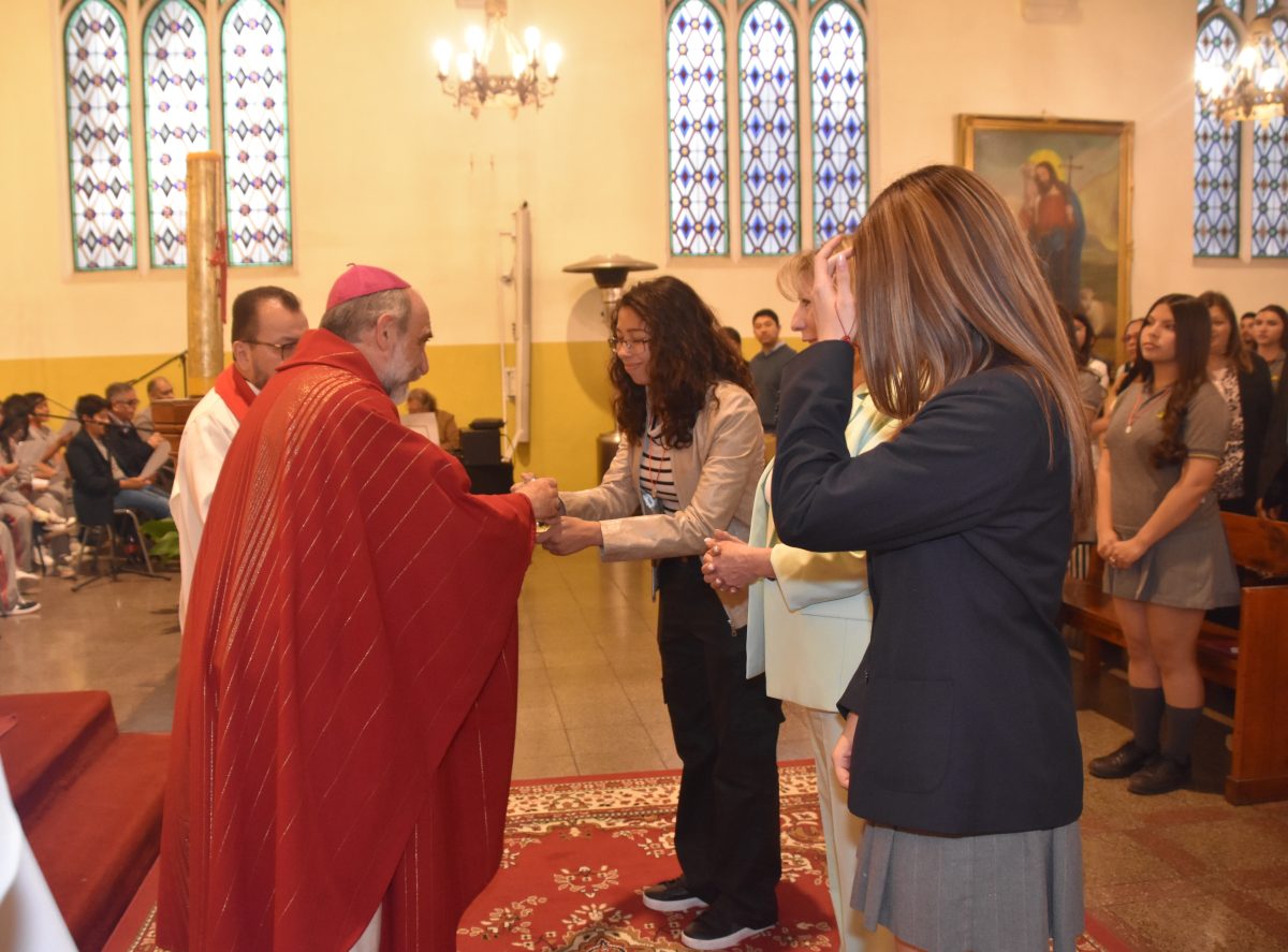 25 Miembros de la Comunidad Reciben el Sacramento de la Confirmación