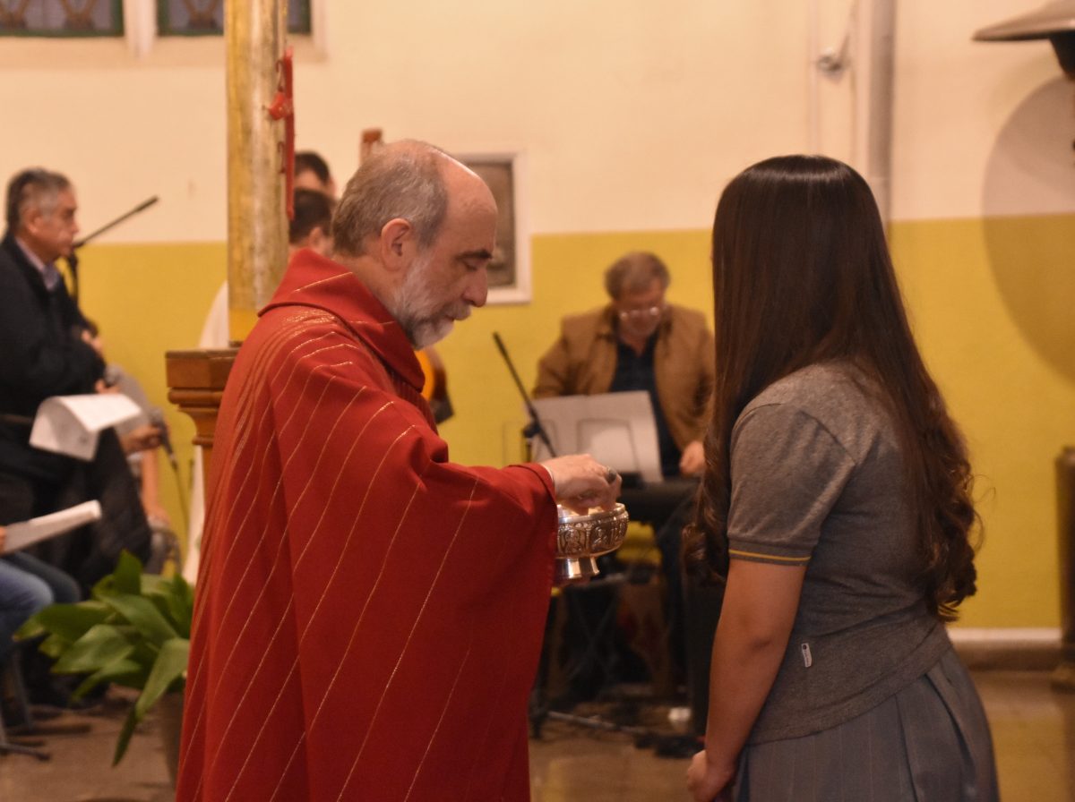 25 Miembros de la Comunidad Reciben el Sacramento de la Confirmación