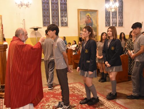 25 Miembros de la Comunidad Reciben el Sacramento de la Confirmación
