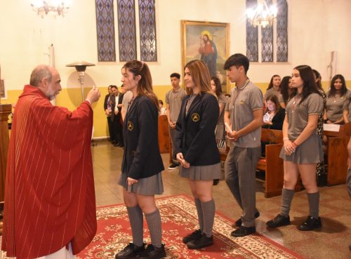 25 Miembros de la Comunidad Reciben el Sacramento de la Confirmación