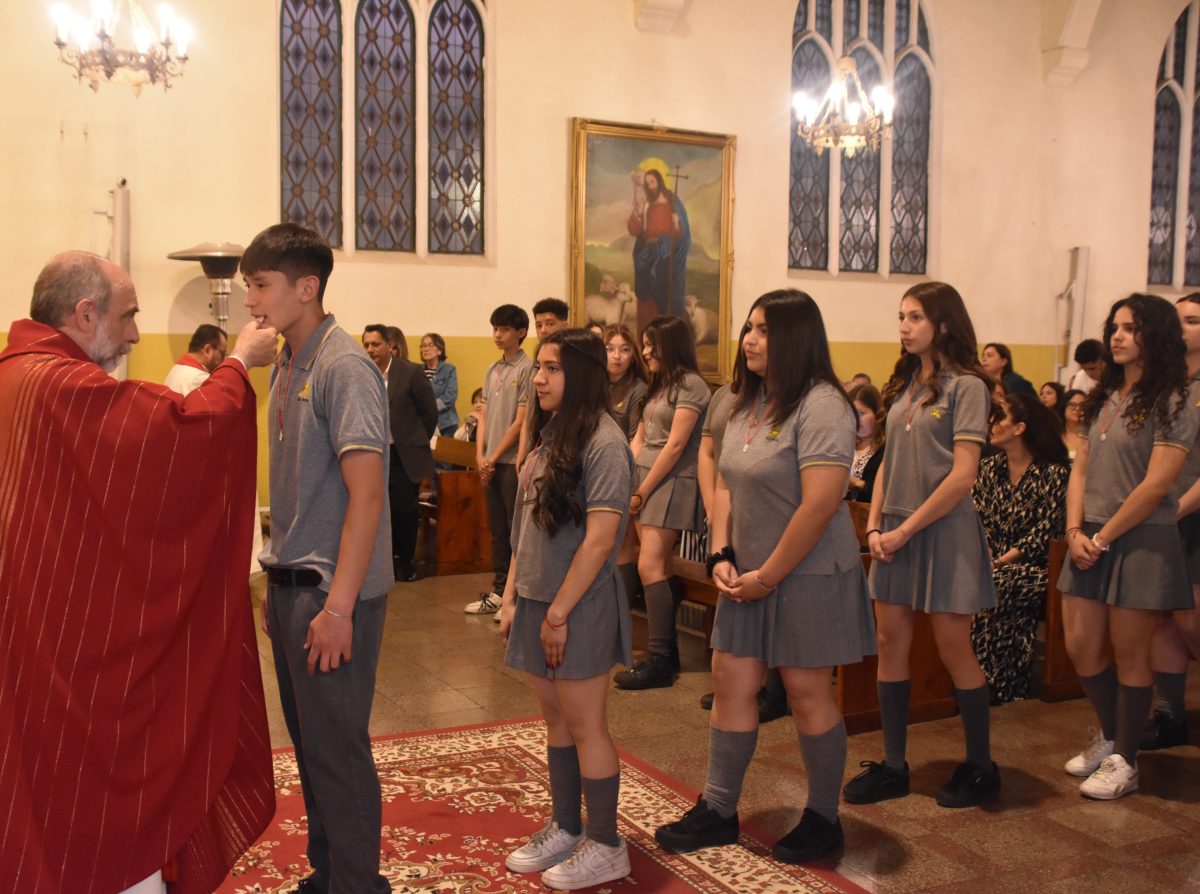 25 Miembros de la Comunidad Reciben el Sacramento de la Confirmación