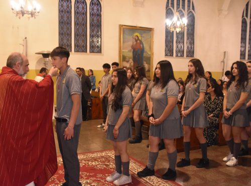 25 Miembros de la Comunidad Reciben el Sacramento de la Confirmación