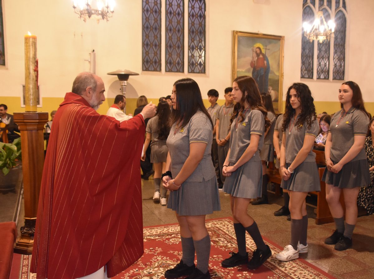 25 Miembros de la Comunidad Reciben el Sacramento de la Confirmación