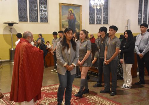 25 Miembros de la Comunidad Reciben el Sacramento de la Confirmación