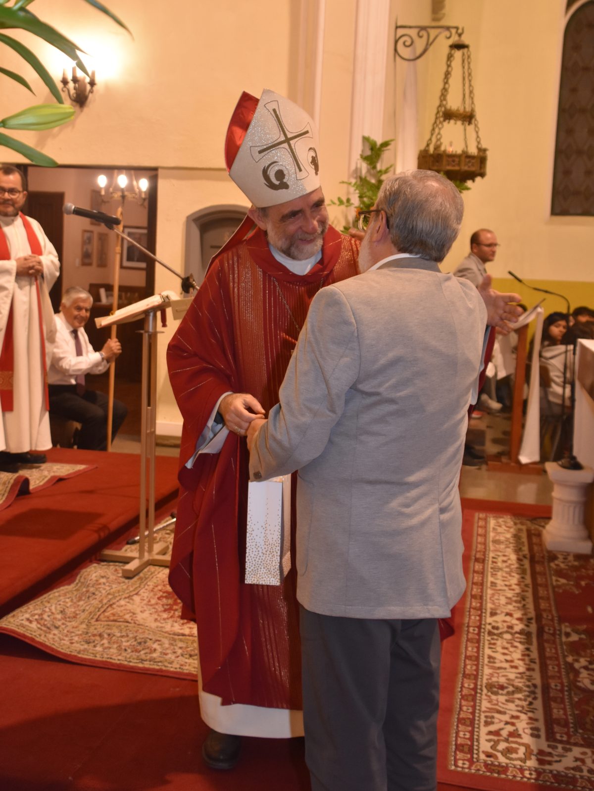 25 Miembros de la Comunidad Reciben el Sacramento de la Confirmación