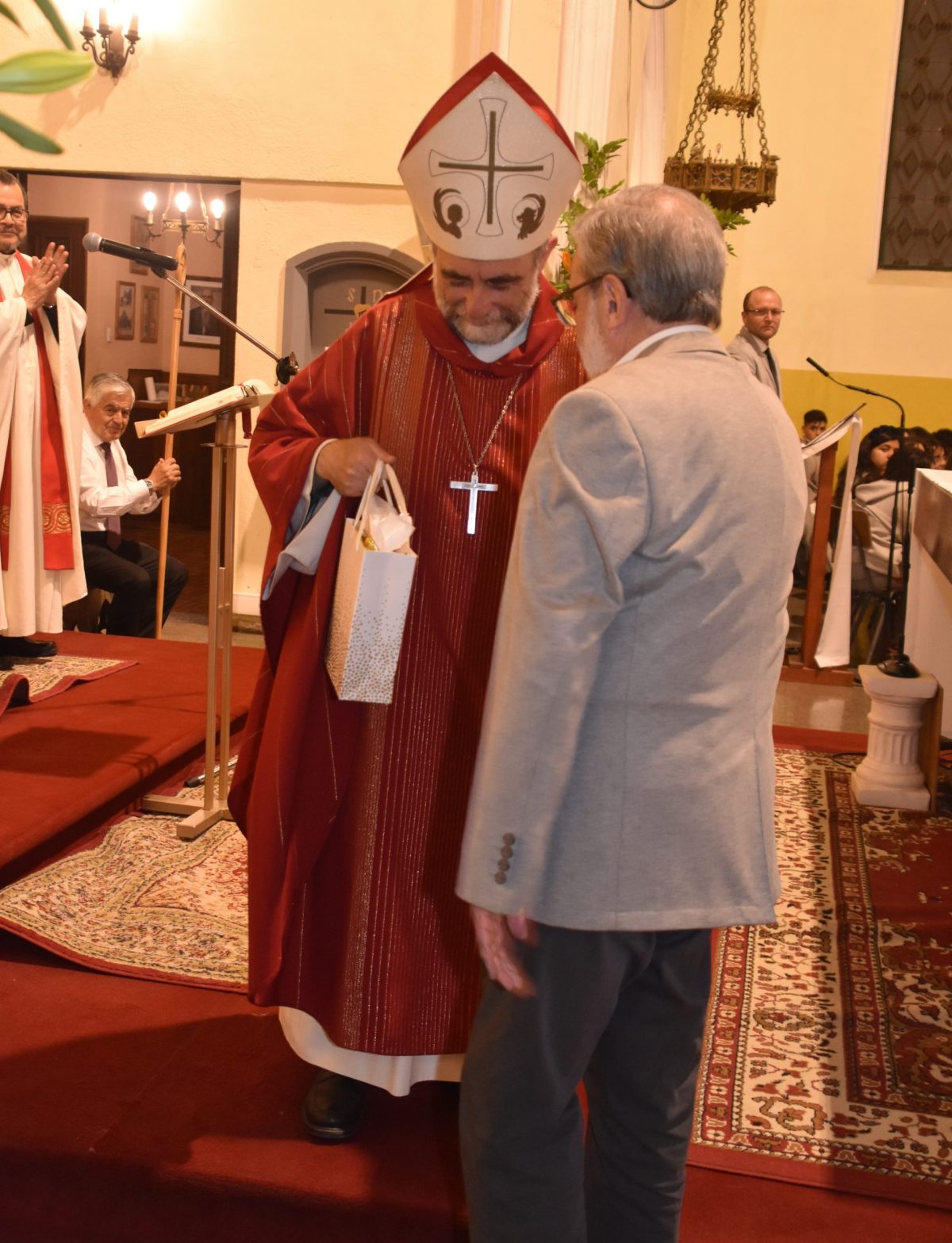 25 Miembros de la Comunidad Reciben el Sacramento de la Confirmación