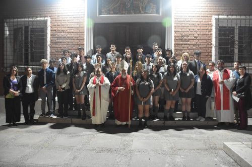 25 Miembros de la Comunidad Reciben el Sacramento de la Confirmación