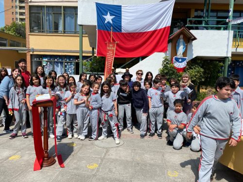 Presentación de los Estudiantes de Quinto Básico en el Mes de la Sagrada Escritura