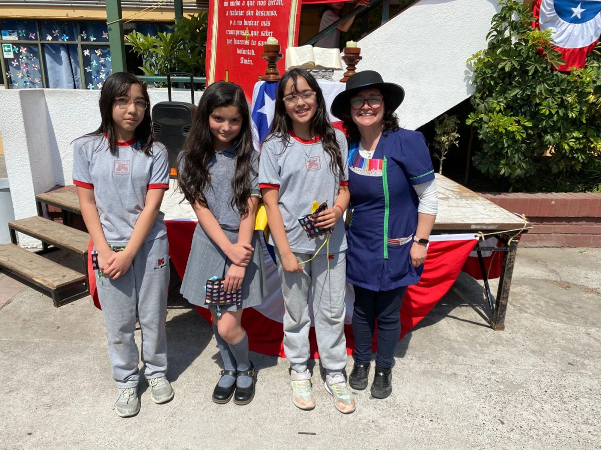 Presentación de los Estudiantes de Quinto Básico en el Mes de la Sagrada Escritura