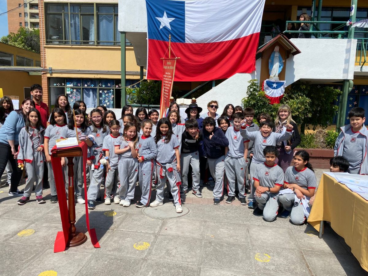 Presentación de los Estudiantes de Quinto Básico en el Mes de la Sagrada Escritura