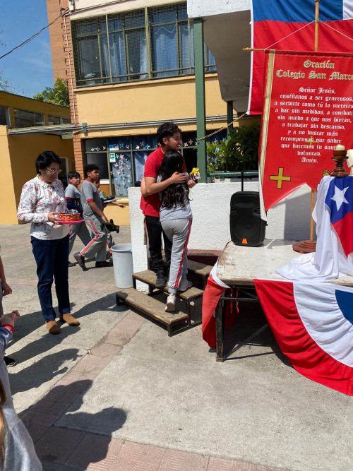 Presentación de los Estudiantes de Quinto Básico en el Mes de la Sagrada Escritura