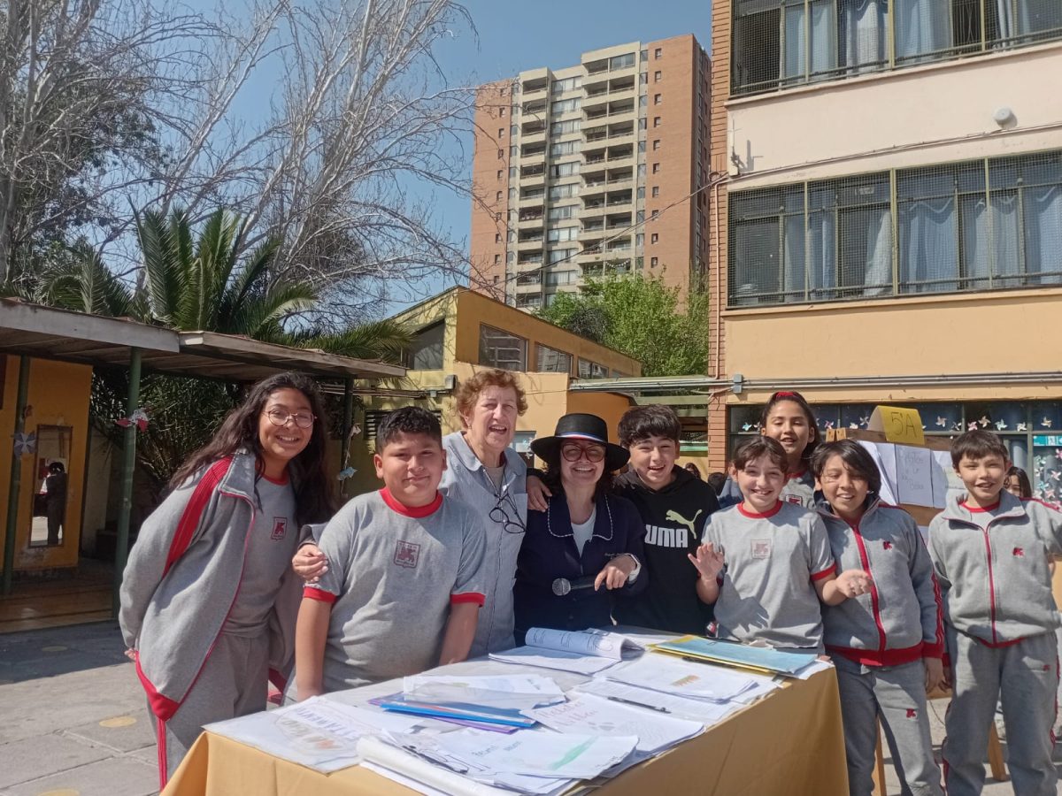 Presentación de los Estudiantes de Quinto Básico en el Mes de la Sagrada Escritura
