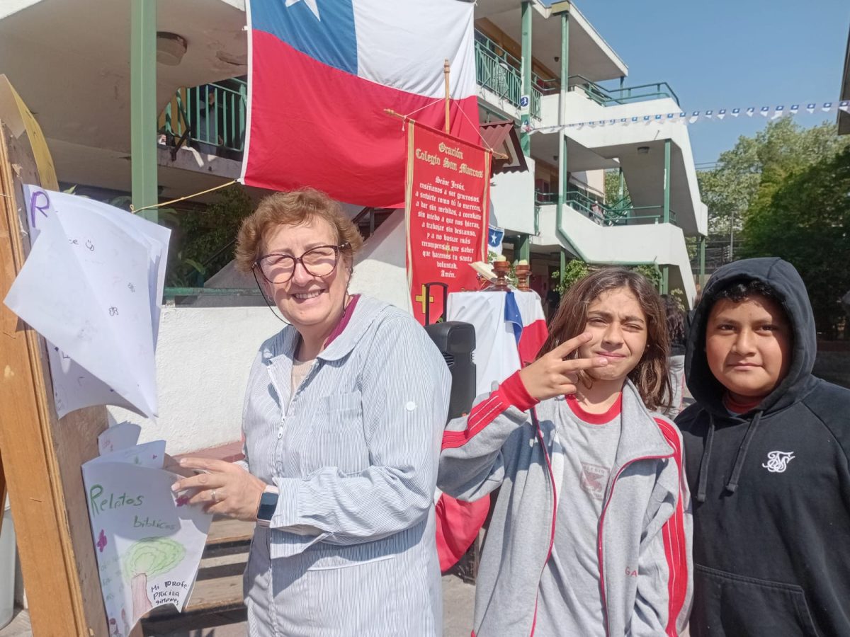 Presentación de los Estudiantes de Quinto Básico en el Mes de la Sagrada Escritura