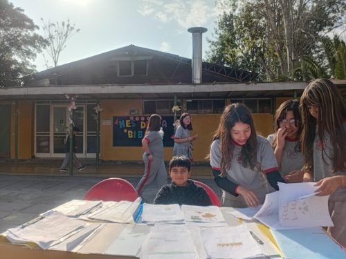 Presentación de los Estudiantes de Quinto Básico en el Mes de la Sagrada Escritura
