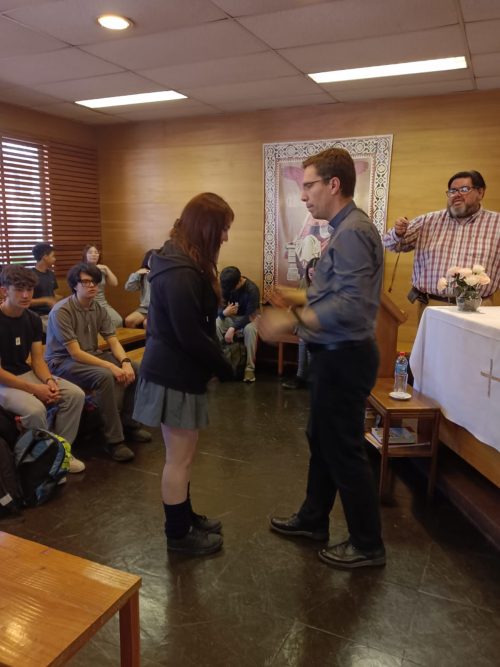 Grupo de catequesis de reúne con el padre Fernando Valdivieso