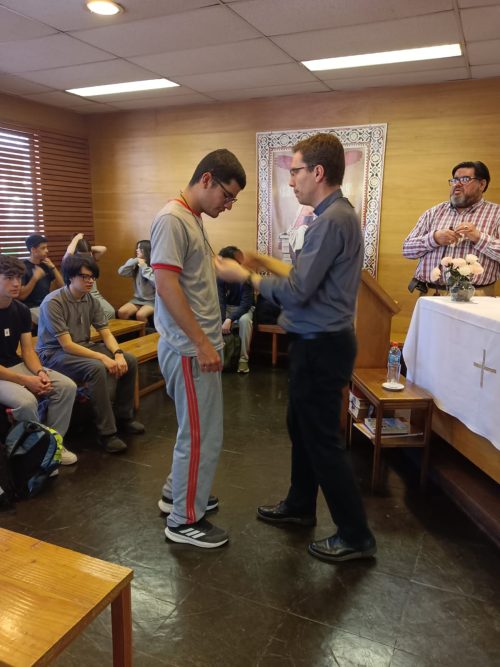 Grupo de catequesis de reúne con el padre Fernando Valdivieso