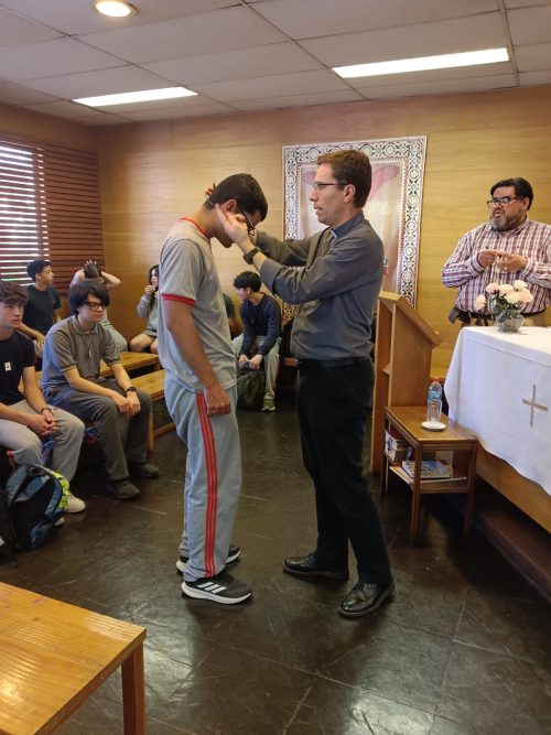 Grupo de catequesis de reúne con el padre Fernando Valdivieso