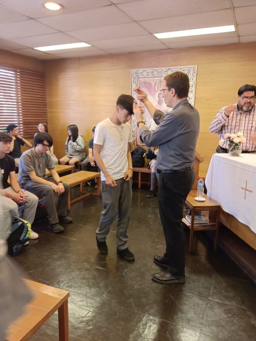 Grupo de catequesis de reúne con el padre Fernando Valdivieso
