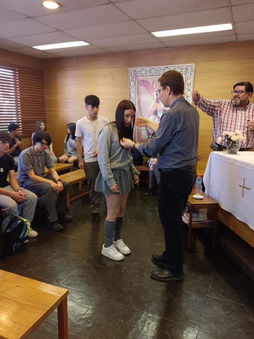 Grupo de catequesis de reúne con el padre Fernando Valdivieso