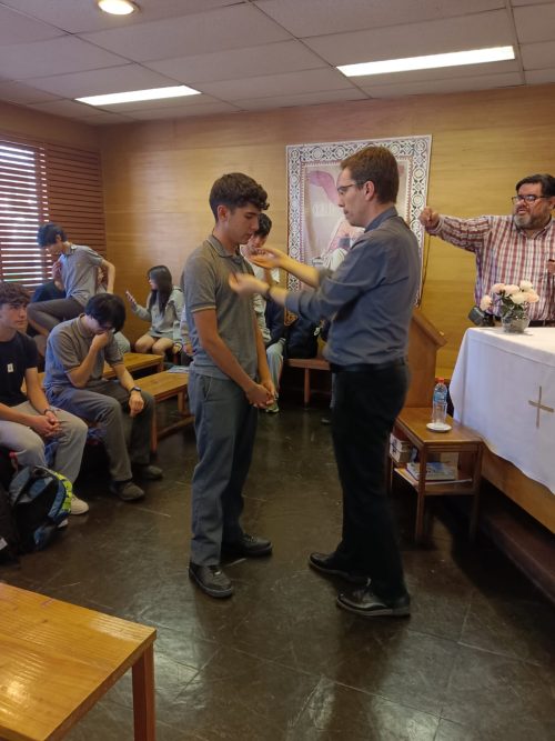 Grupo de catequesis de reúne con el padre Fernando Valdivieso