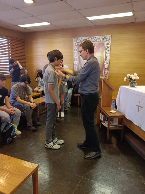Grupo de catequesis de reúne con el padre Fernando Valdivieso