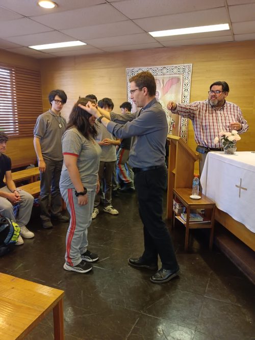 Grupo de catequesis de reúne con el padre Fernando Valdivieso