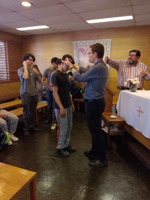 Grupo de catequesis de reúne con el padre Fernando Valdivieso
