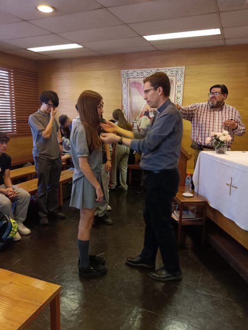 Grupo de catequesis de reúne con el padre Fernando Valdivieso