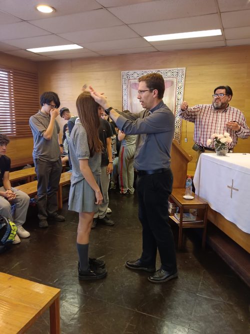 Grupo de catequesis de reúne con el padre Fernando Valdivieso