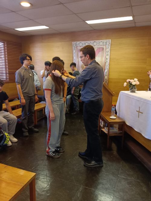 Grupo de catequesis de reúne con el padre Fernando Valdivieso