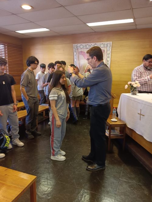 Grupo de catequesis de reúne con el padre Fernando Valdivieso
