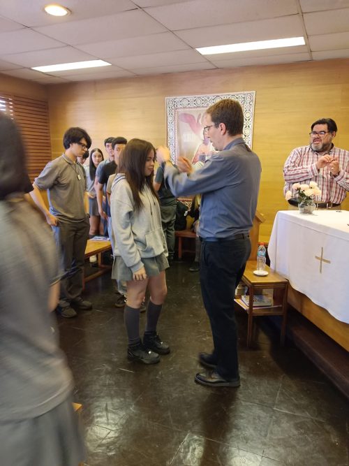 Grupo de catequesis de reúne con el padre Fernando Valdivieso