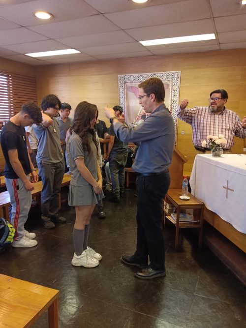 Grupo de catequesis de reúne con el padre Fernando Valdivieso